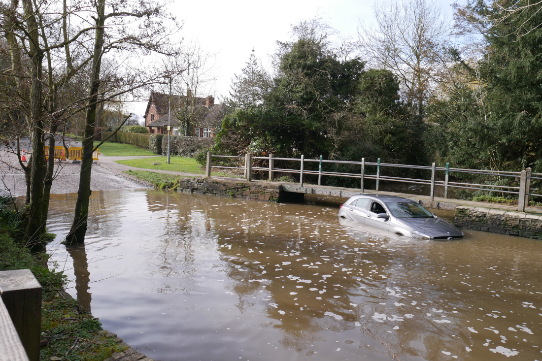 voiture route inondée